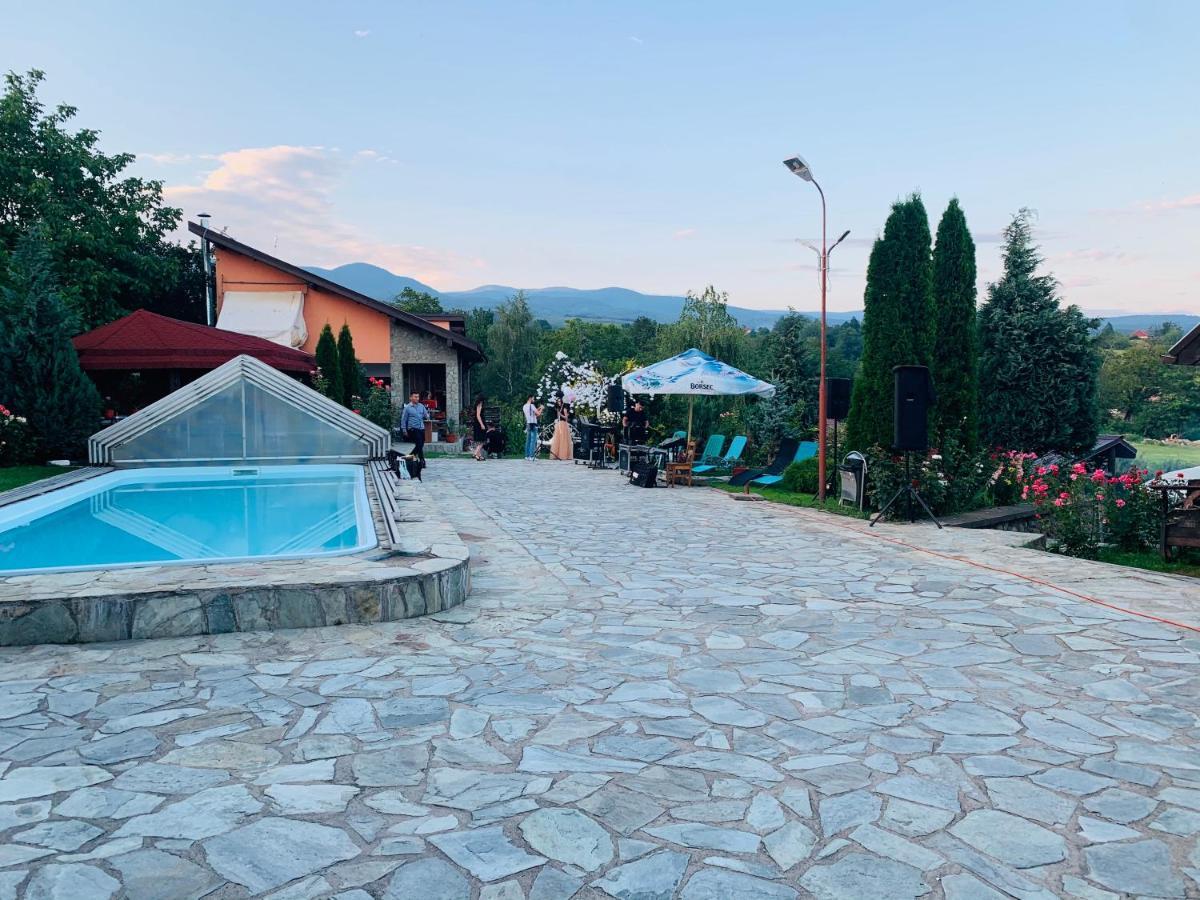Hotel Alex & Maria Cărpinişu Exterior foto